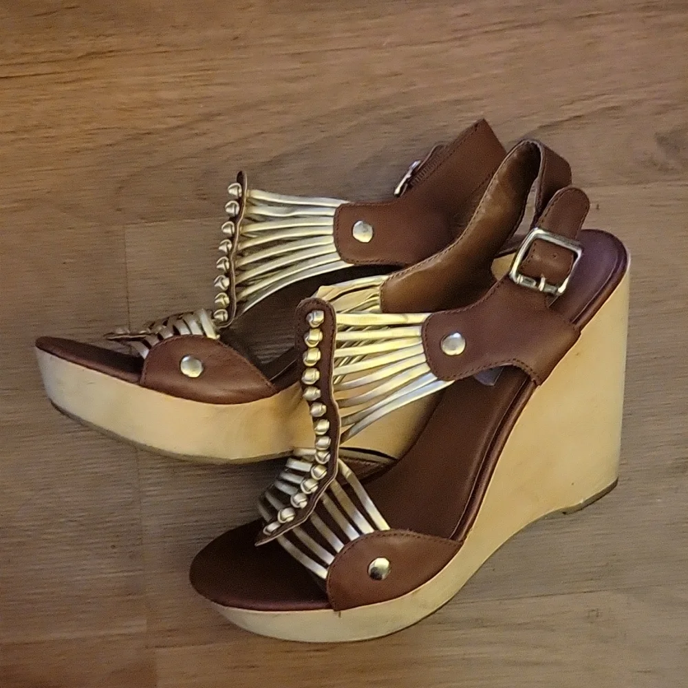 Steve Madden Tuscaan leather brown gold strappy platform wedge sandals 8.5M EUC…